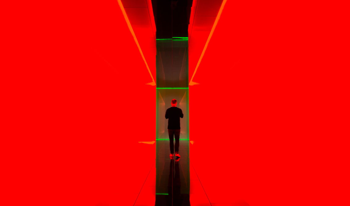 un usuario de las redes sociales generando contenidos, situado en un espacio abstracto de color rojo que lo enmarca